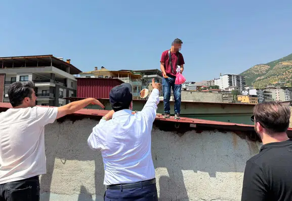 "İntiharkolik" Hasan İ. bu kez Şemdinli'de 7 katlı binaya çıktı