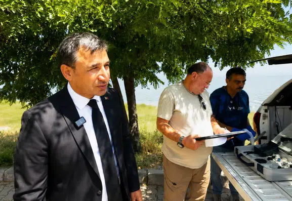 Tatvan sahilinde kirlilik şikayetleri üzerine sudan numuneler toplandı