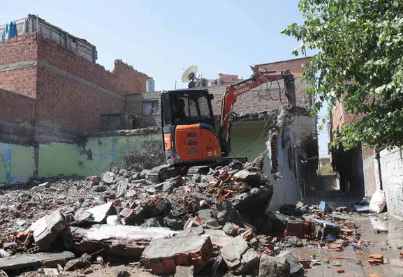 Bağlar'da 32 metruk bina daha güvenlik için yıkıldı