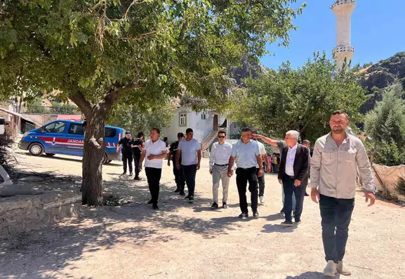 Çermik Kaymakamı Saltepe Mahallesi'ndeki yol çalışmalarını sahada inceledi