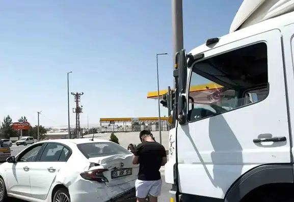 Siirt Kurtalan yolunda tır ve otomobilin karıştığı kaza ucuz atlatıldı