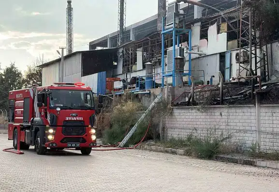 Elazığ'daki yalıtım fabrikasında yangın ekiplerin müdahalesiyle söndürüldü