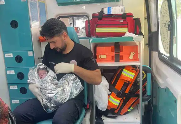 Şanlıurfa'da ambulans bekleyen anne otomobilde doğum yaptı