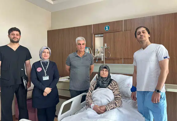 Siirt Eğitim ve Araştırma Hastanesinde zorlu diz protezi ameliyatı başarıyla yapıldı