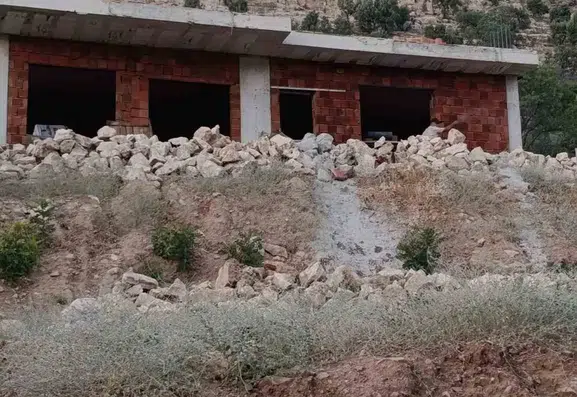 Gercüş ilçesindeki inşaatta iskeleden düşen usta ağır yaralandı