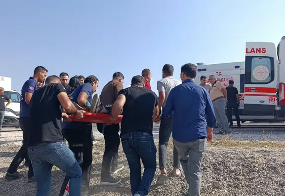 Van'ın Erciş ilçesinde hafif ticari araç takla attı, 6 kişi yaralandı
