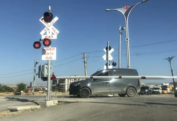 Elazığ’da tehlikeli ısrar hemzemin geçitteki güvenlik önlemlerini hiçe saydı