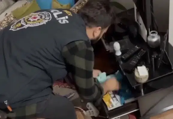 Acılı ailelere şantaj yapan sanal zorbalara polis operasyonu düzenlendi