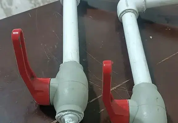 Cizre Asri Mezarlığında bulunan hayrat çeşmeleri kimliği belirsiz kişilerce parçalandı