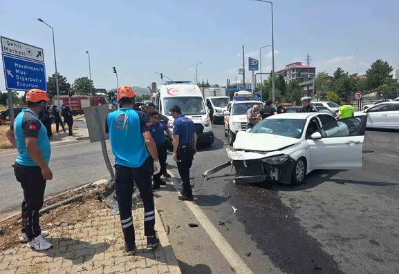 Bingöl merkezde iki otomobilin karıştığı kazada üç kişi yaralandı