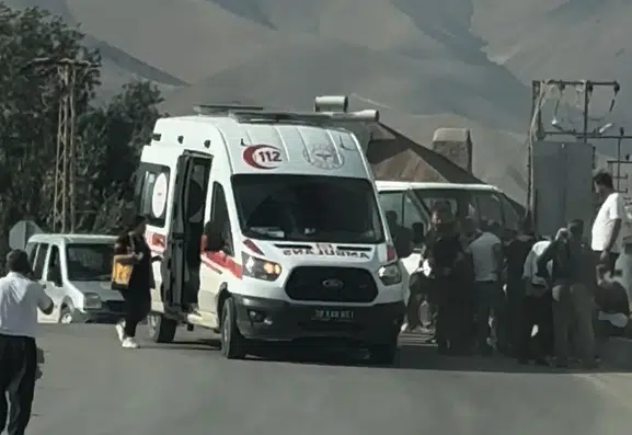 Yüksekova’da kavşakta çarpışan iki araçtan 4 yaralı