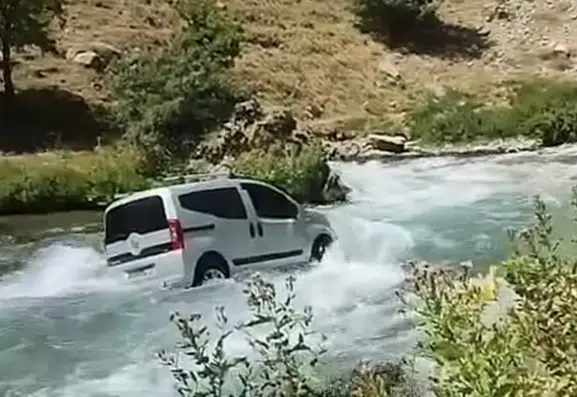 Van'da park halindeki kamyonet kendiliğinden hareket ederek çaya düştü