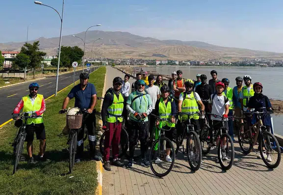 Bitlisli bisikletçiler 90 kilometrelik rotada tarihi mirasa yolculuk yaptı