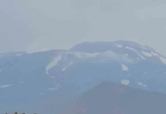 Ağustosta kar yağan Süphan Dağı zirvesi beyaz örtüyle kaplandı