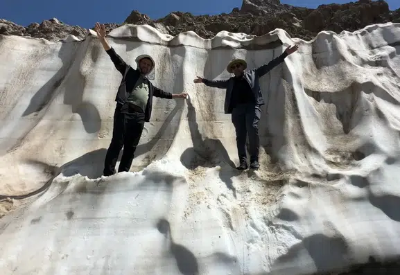 Hakkari Yüksekova dağlarında ağustos ayında metrelerce kar tüneli keyfi yaşanıyor