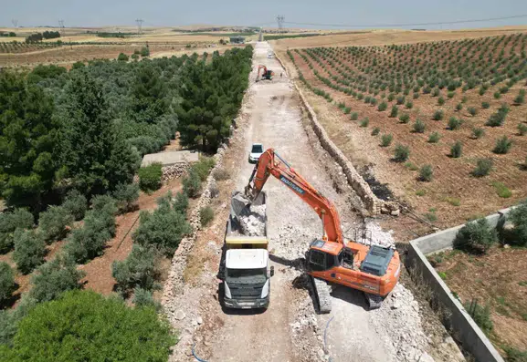 Şanlıurfa kırsalında 29 kilometrelik yol sıcak asfaltla yenileniyor