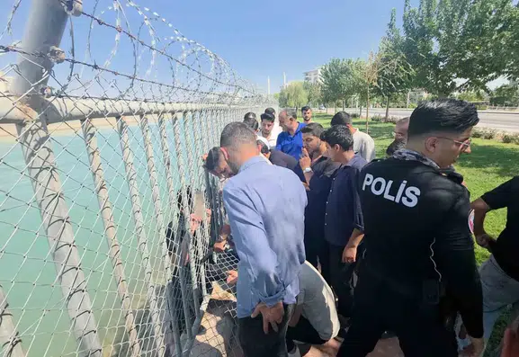 Şanlıurfa Valisinin Korumaları Sulama Kanalına Düşen İki Çocuğu Son Anda Kurtardı