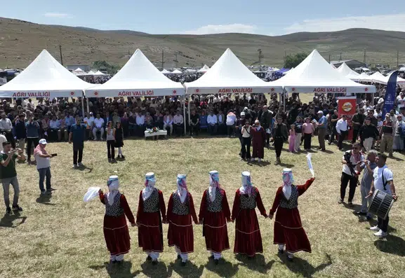 Ağrı Balık Gölü binlerce kişiyi ağırlayan renkli şenliğe ev sahipliği yaptı