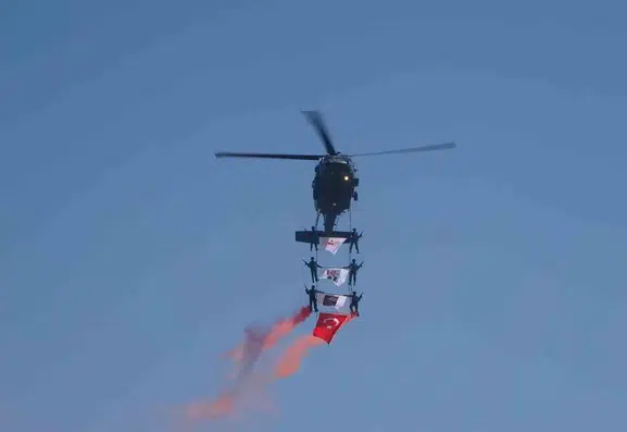 Jandarma helikopterlerinden Malazgirt semalarında nefes kesen gösteri