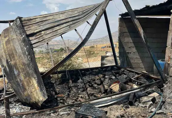 Sason ilçesinde çıkan yangın hem evi hem traktörü küle çevirdi