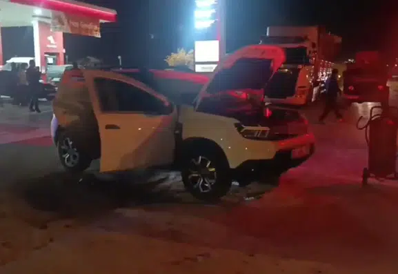 Yüksekova yolunda otomobil yangını büyük tehlike yarattı