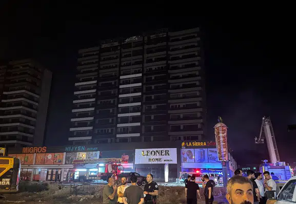Diyarbakır'daki plazada yangın, itfaiyenin müdahalesiyle söndürüldü