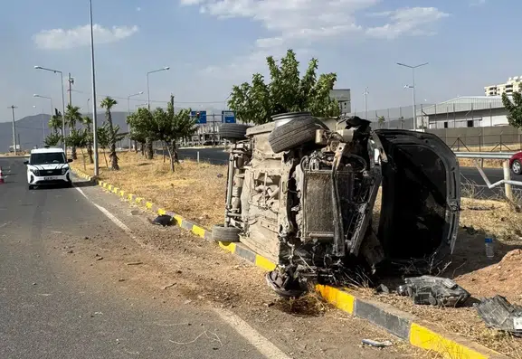 Cizre yolunda kontrolden çıkan otomobil elektrik direğine çarptı