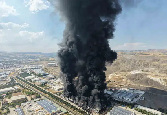 Elazığ'daki fabrika yangını dronla saniye saniye kaydedildi