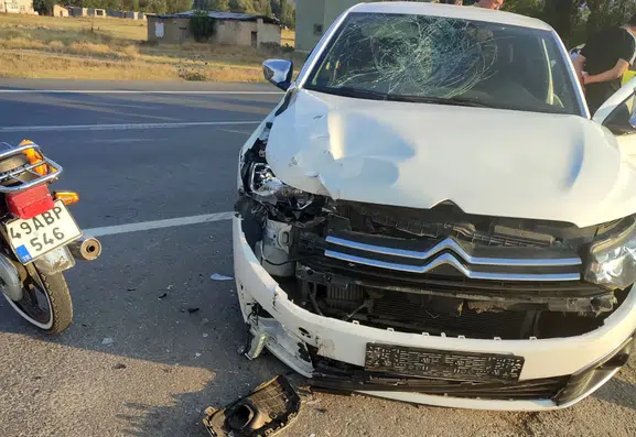 Otomobil ile çarpışan motosikletin sürücüsü hastaneye kaldırıldı
