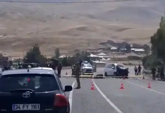 Muradiye'de kafa kafaya çarpışan iki araçta 2 kişi öldü, 9 kişi yaralandı