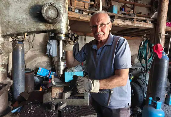 Tunceli’de bir demir ustası elli yıldır örs başında ekmeğini kazanıyor