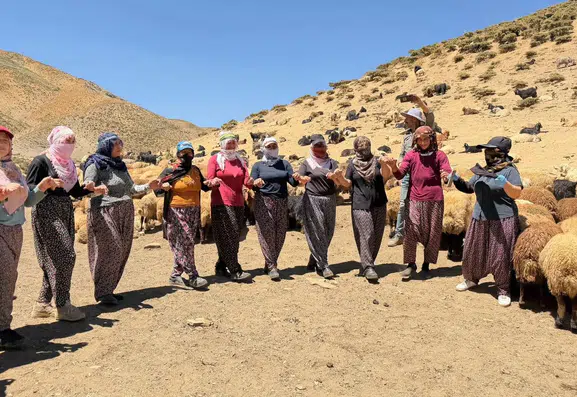 Hakkari yaylalarında mesai bitimi halayla gelen neşe