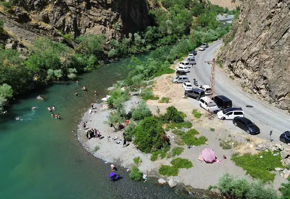Hakkari Şine Deresi sıcaklarda serinlemek isteyenlerin uğrak noktası oldu