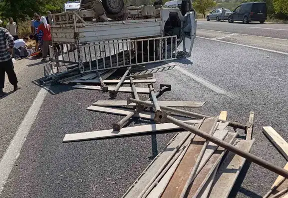 Elazığ Keban yolunda inşaat malzemesi taşıyan kamyonet devrildi