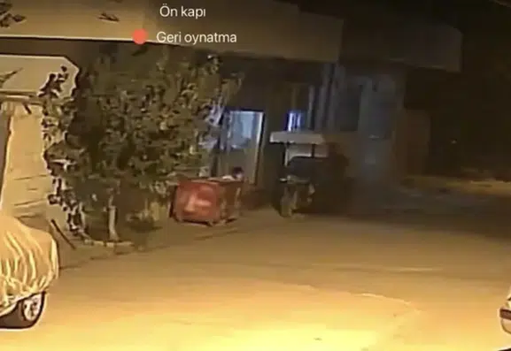 Maskeli hırsız Kızıltepe'de telefon kapkaçında kameralara yakalandı