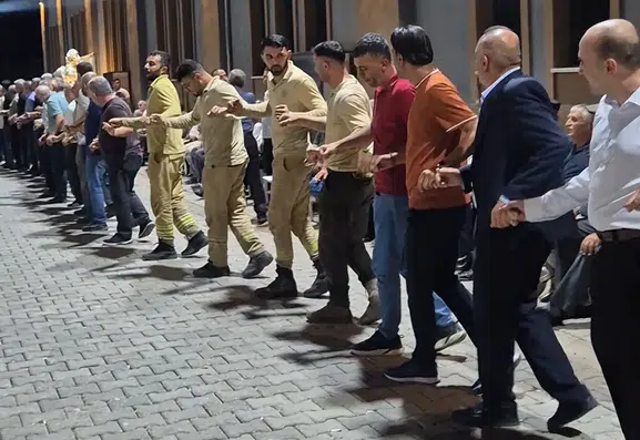 Eruhlu orman işçileri yangın söndürme görevinden düğün halayına geçti