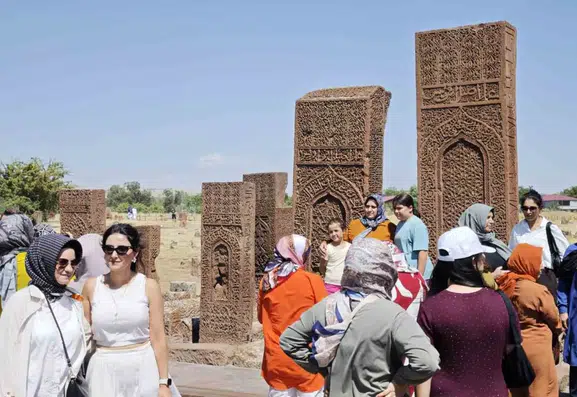 Malazgirt Zaferi'nin 955. yılında Ahlat'ta tarihi mezarlığa yoğun ilgi