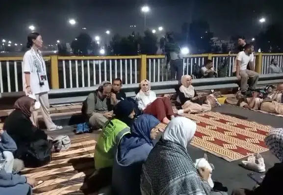 Filistin'e destek için yola çıkan 500 kişilik konvoy sınırda bekletiliyor