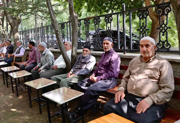 Bingöl Valisi Kepçeli köyünde halkın taleplerini dinledi