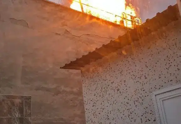 Diyarbakır Yenişehir’de yedi katlı binanın çatısında yangın paniği yaşandı