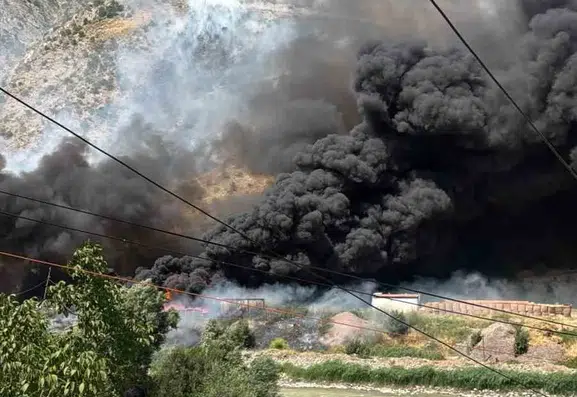 Hakkari Kırıkdağ Karakolu yakınındaki hurdalıkta çıkan yangın korkuttu