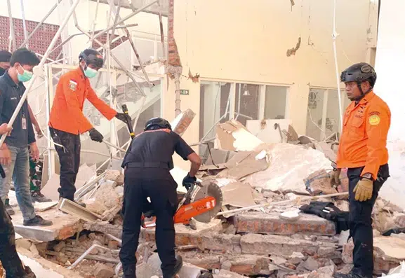 Endonezya’da korku dolu anlar: 7.7’lik depremde bilanço ağırlaşıyor