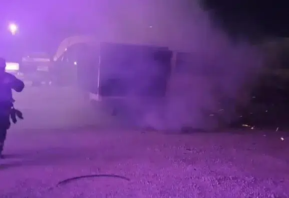 Kızıltepe'de park halindeki kamyon alevlere teslim oldu