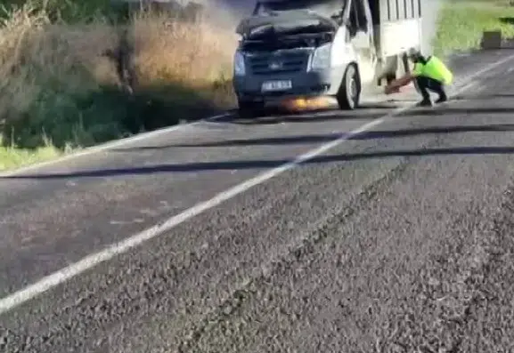 Diyarbakır Hani yolunda seyir halindeki kamyonet alevlere teslim oldu
