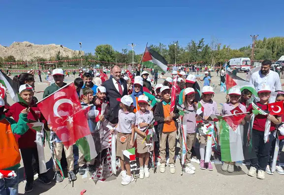 Vanlı çocuklar Gazzeli akranları için uçurtmalarını gökyüzüne bıraktı