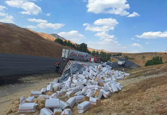 Bingöl yolunda saman yüklü tır devrildi