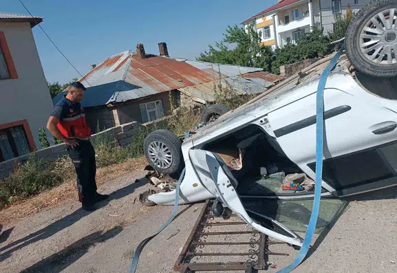 Erciş yolunda otomobil istinat duvarından aşağı uçtu