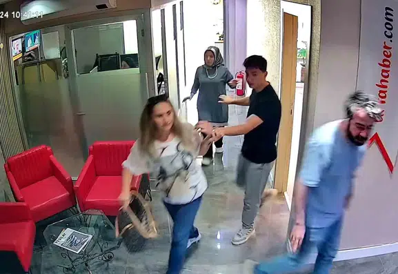 Şanlıurfa'da deprem anı televizyon stüdyosunda paniğe neden oldu