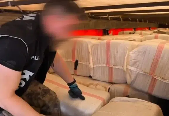 Şanlıurfa'da saman çuvalları arasına gizlenmiş kaçak ürünler ele geçirildi