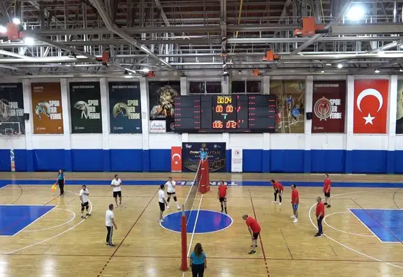 Tunceli'de Ahilik Haftası kapsamında protokol ve esnaflar voleybol maçında buluştu